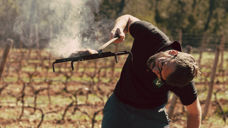 Le vigneron Maxence Panchau sur son domaine en Languedoc